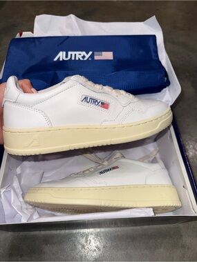 AUTRY‎ SNEAKERS WOMAN
MEDALIST LOW SNEAKER LEATHER, WHITE size 8 / EU 39
